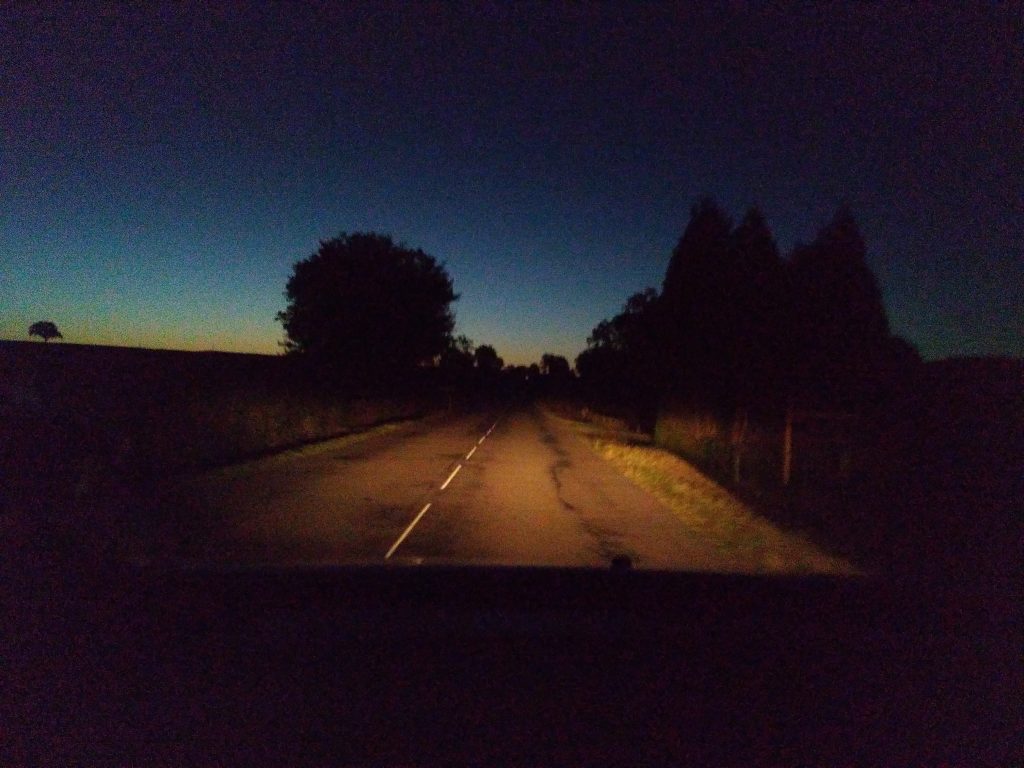 Foto van een donkere weg